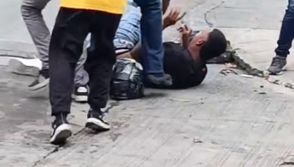 El presunto sicario cuando era golpeado por la comunidad y logró darse a la huida. 