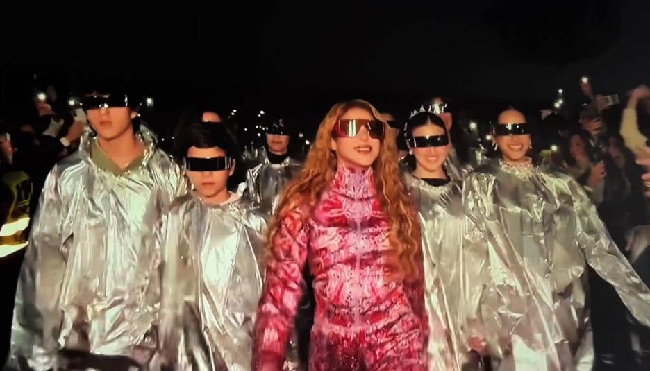 Reinas del Carnaval de Barranquilla 2027 caminando junto a Shakira en su residencia en Madrid.