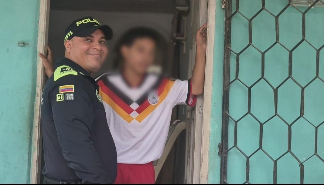 El subintendente Carlos Alberto Munive con el adolescente que rescató de la corriente del arroyo. 