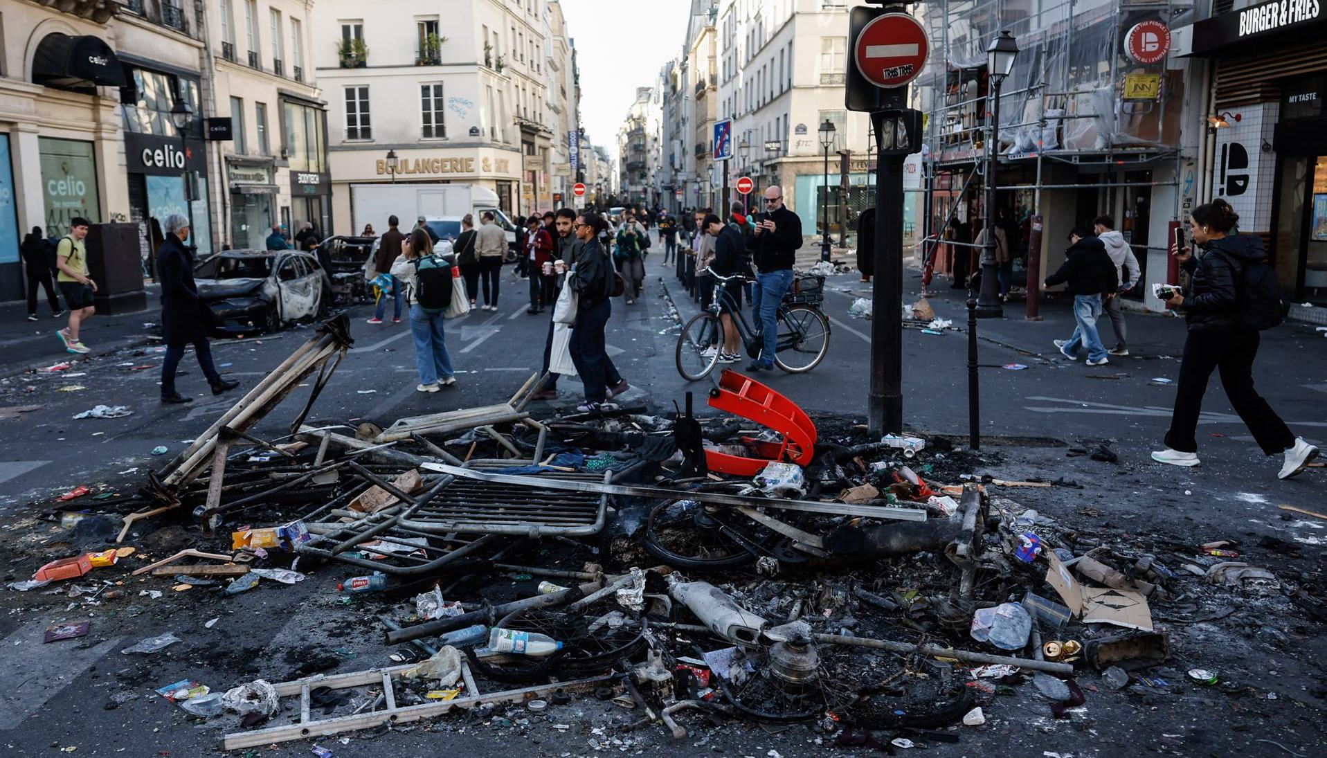 Restos de una hoguera callejera tras los enfrentamientos entre la policía antidisturbios y los manifestantes en París.