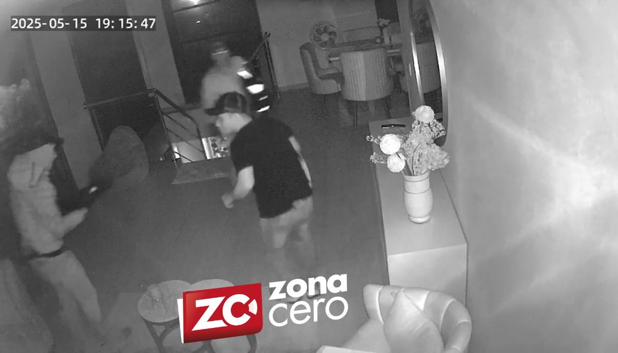 Los ladrones quedaron grabados en cámaras de seguridad del inmueble que asaltaron. 