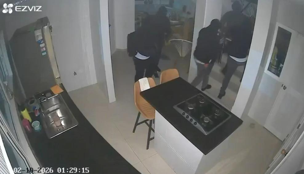 Momento del robo en una vivienda en Salgar. 