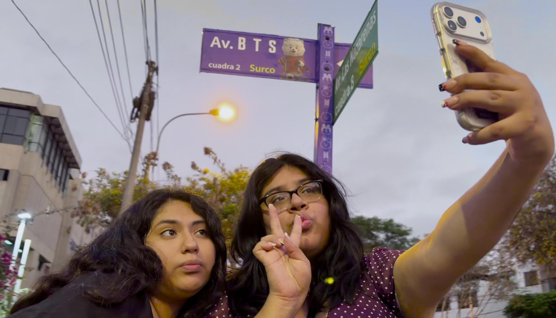Seguidoras de BTS en la calle rebautizada.