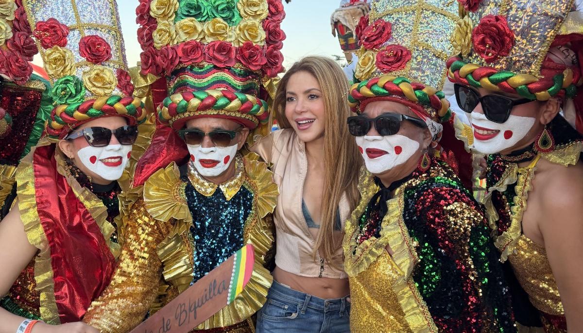 Shakira con los hacedores del Carnaval.