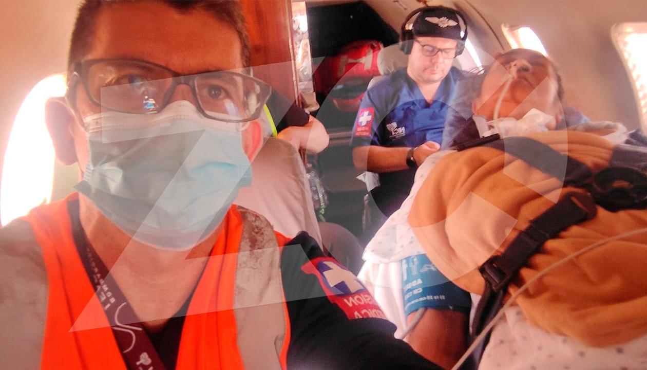 Momento del traslado de Ignacia en la avioneta ambulancia. 