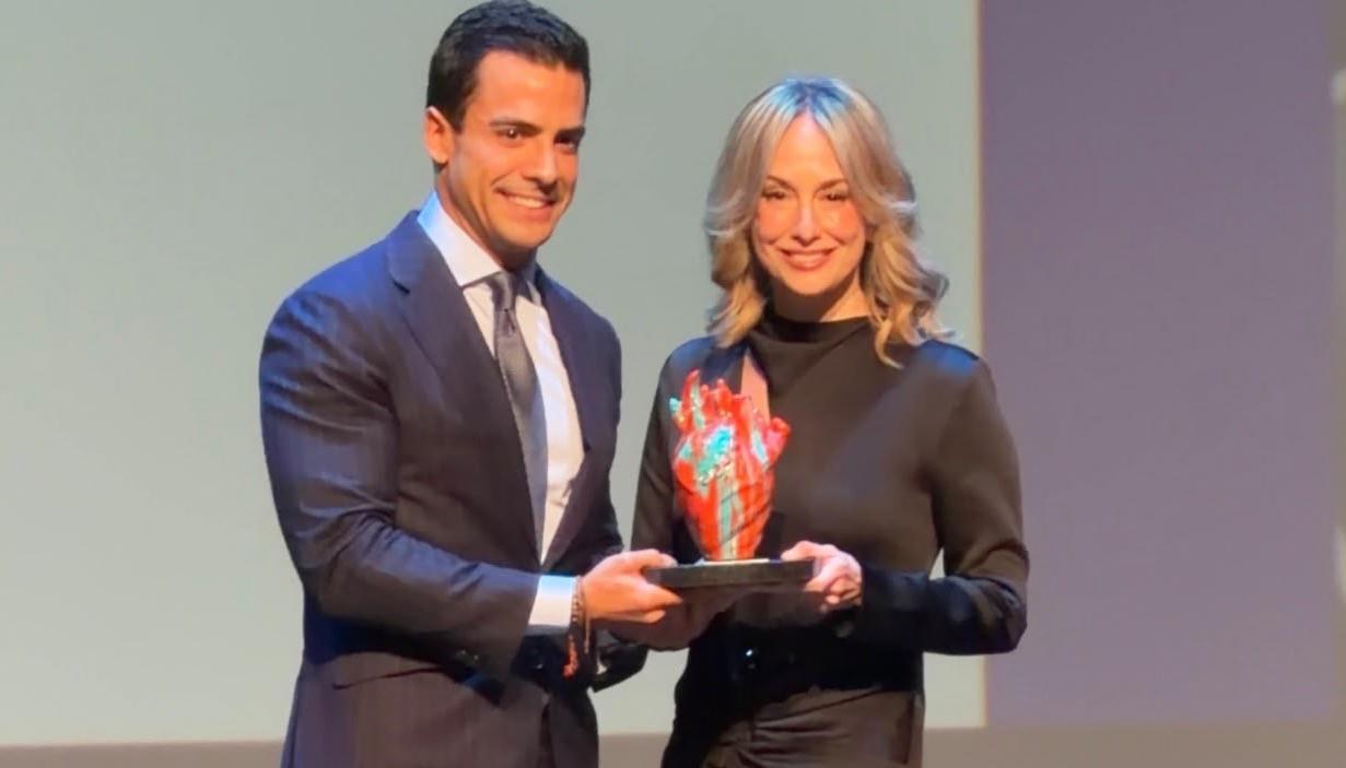 Silvia Tcherassi recibiendo el reconocimiento. 