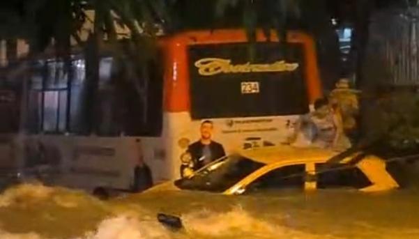 Taxi chocando con la parte trasera de un bus.