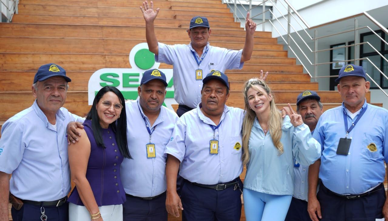 Taxistas beneficiarios junto a la Gerente de Ciudad, Ana María Aljure, y Dorys Del Toro, directora (e) del Sena.