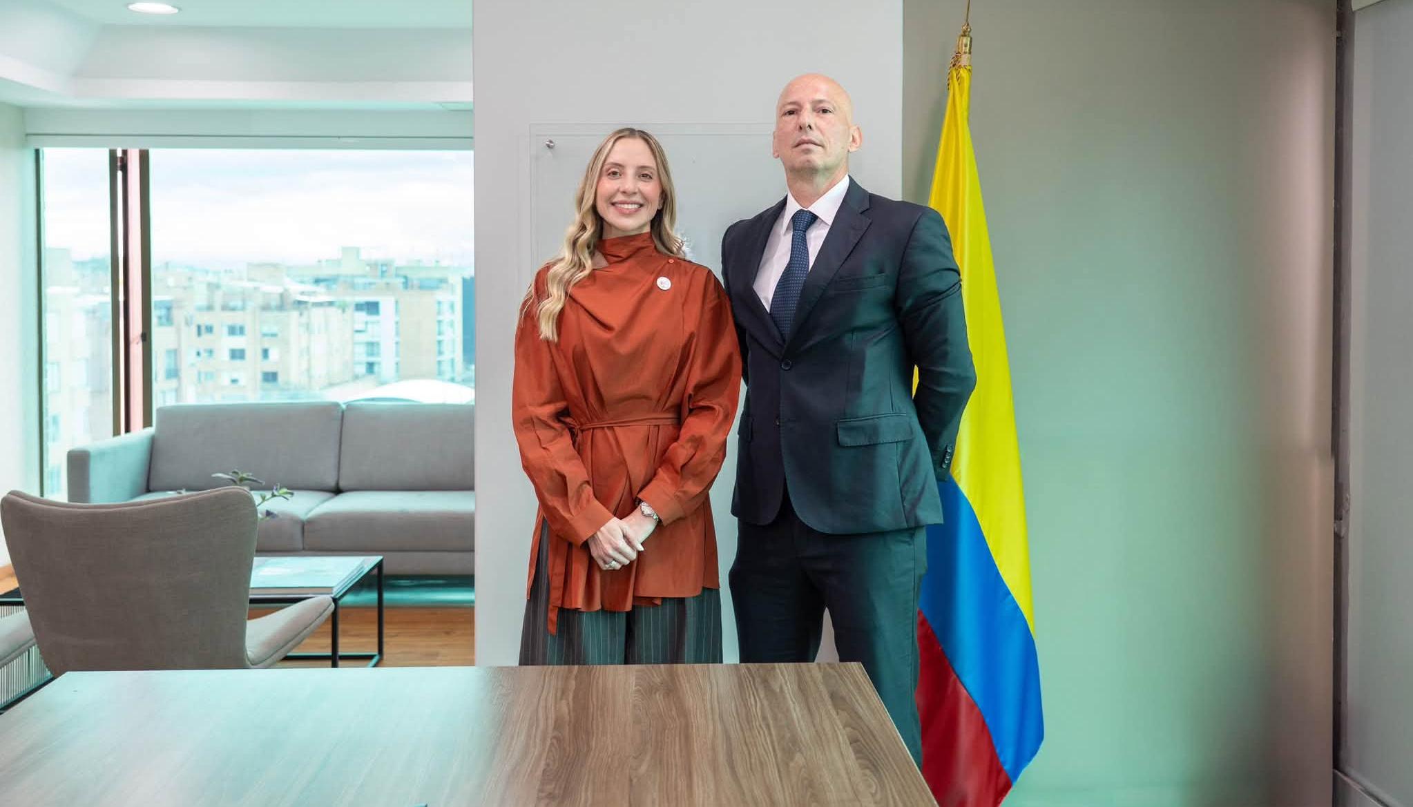 La presidenta de la Banca de Desarrollo Territorial, Findeter, María Paula Tejada Bustos, y  Carlos Eduardo Cabas Rodgers, el nuevo Secretario General de la entidad.