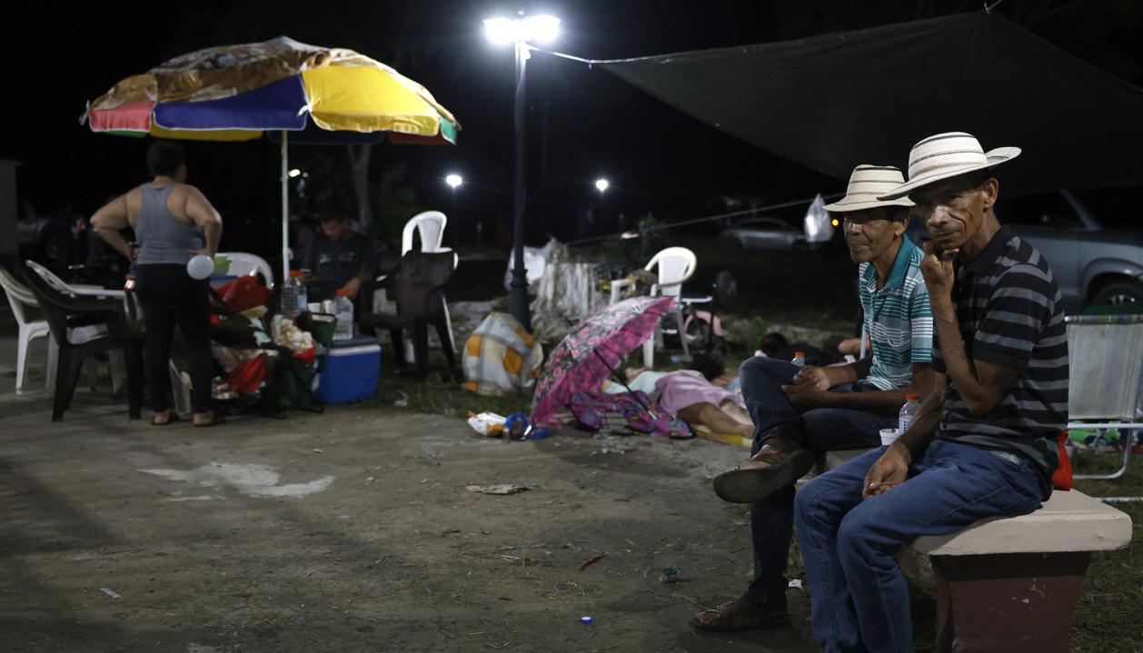 Los damnificados en un parque de Tonosí.