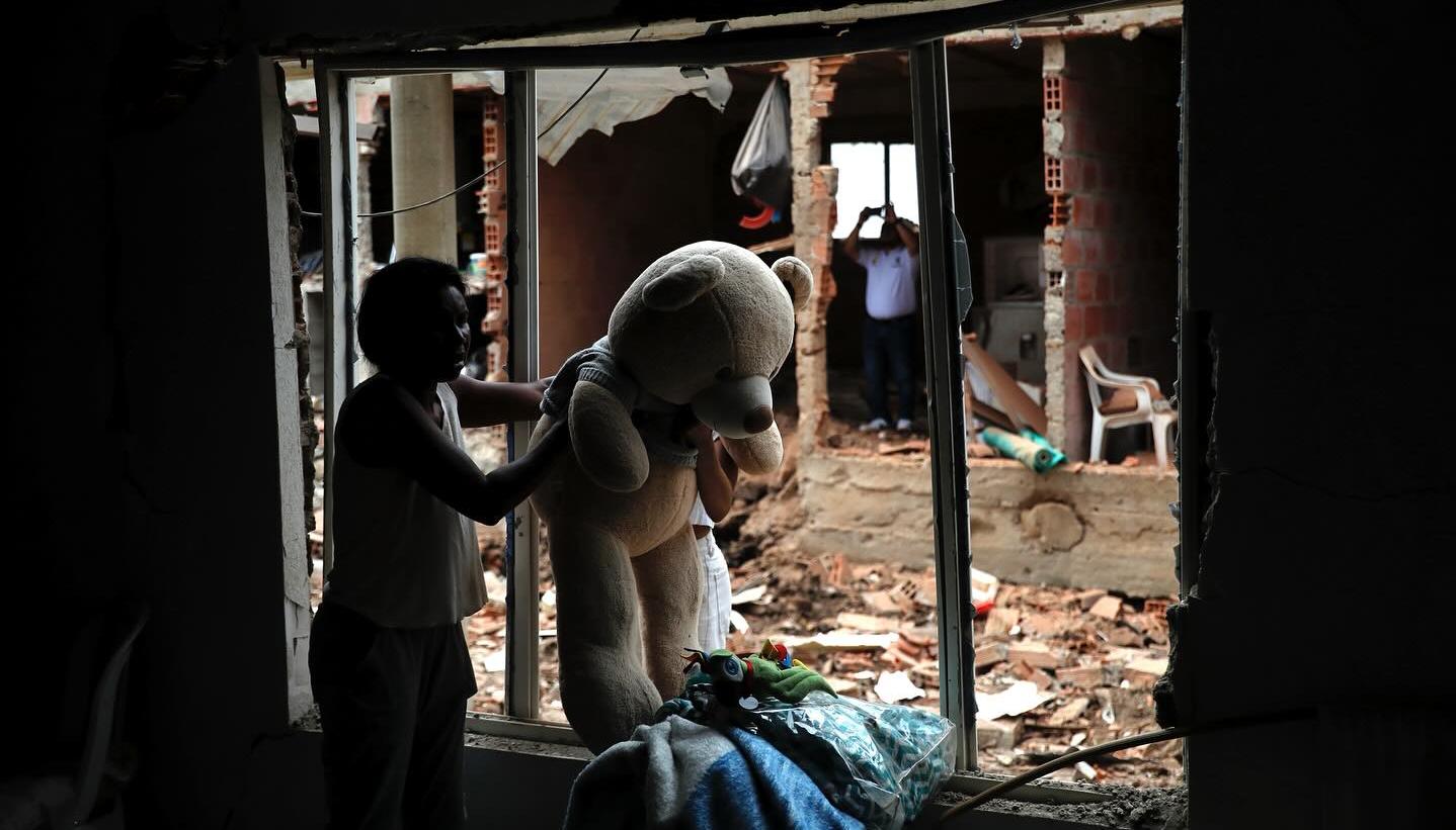 Un atentado con explosivos contra un cuartel de Policía colombiana dejó varias personas heridas y viviendas destruidas.