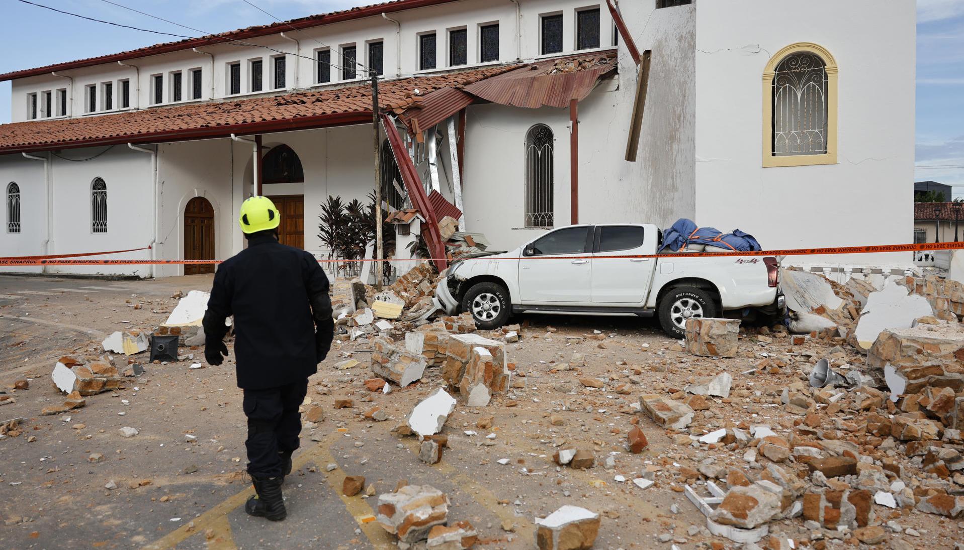 Un socorrista observa una iglesia afectada por el terremoto 