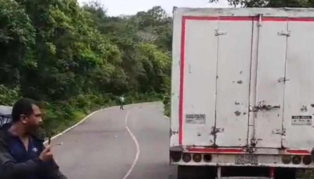 Vehículo con el que chocaron motociclistas en la vía Juan de Acosta - Baranoa
