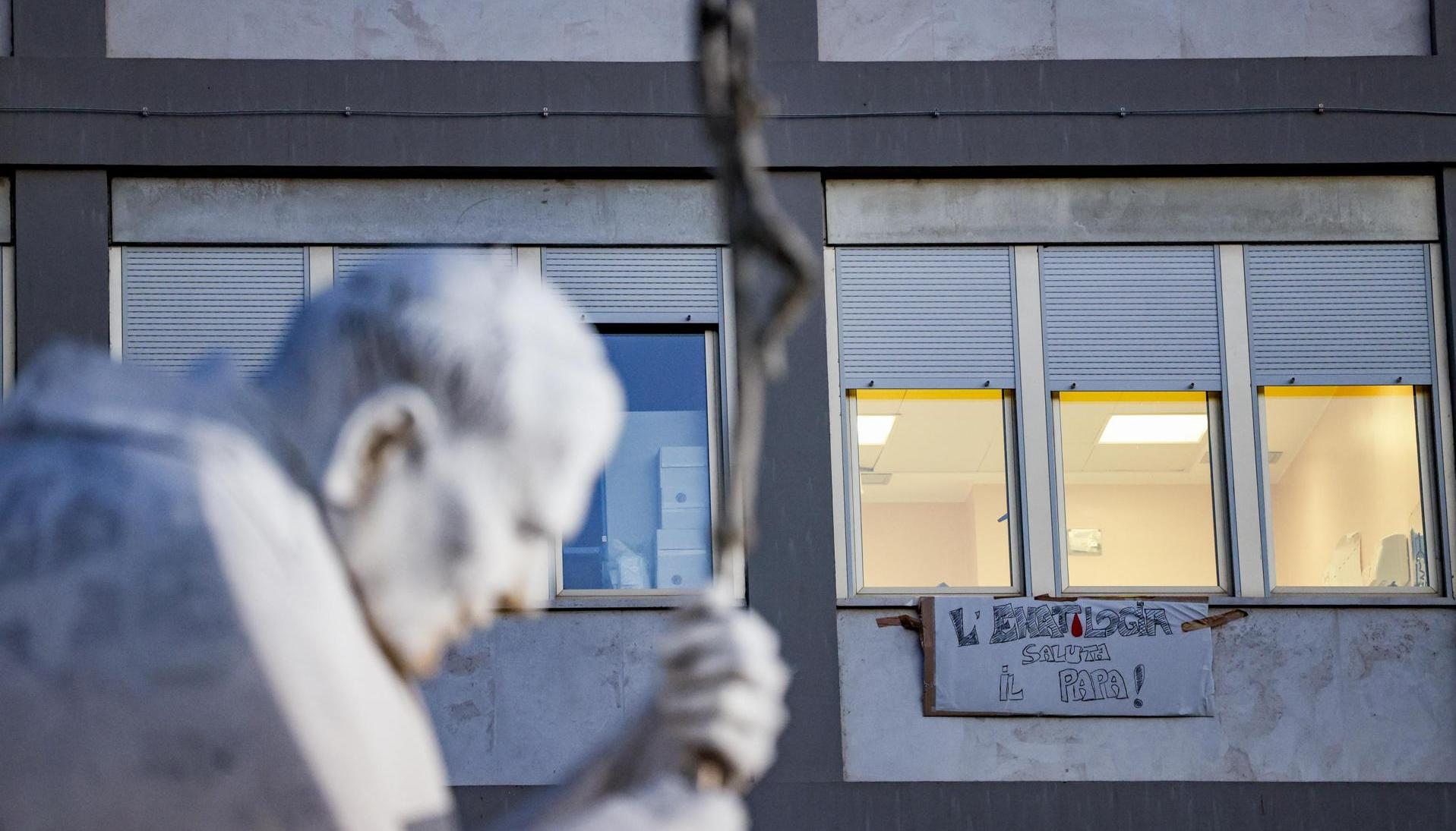 Vista del Hospital Universitario Agostino Gemelli, donde el papa León XIV se encuentra ingresado en Roma, Italia