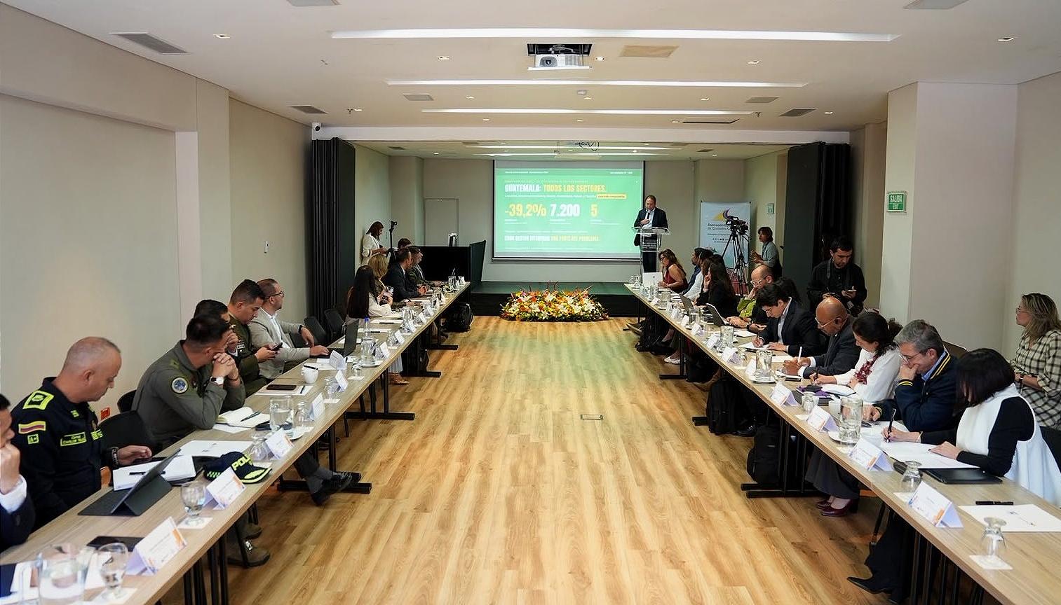 Asocapitales y DNP durante la presentación del informe sobre la extorsión en Colombia.