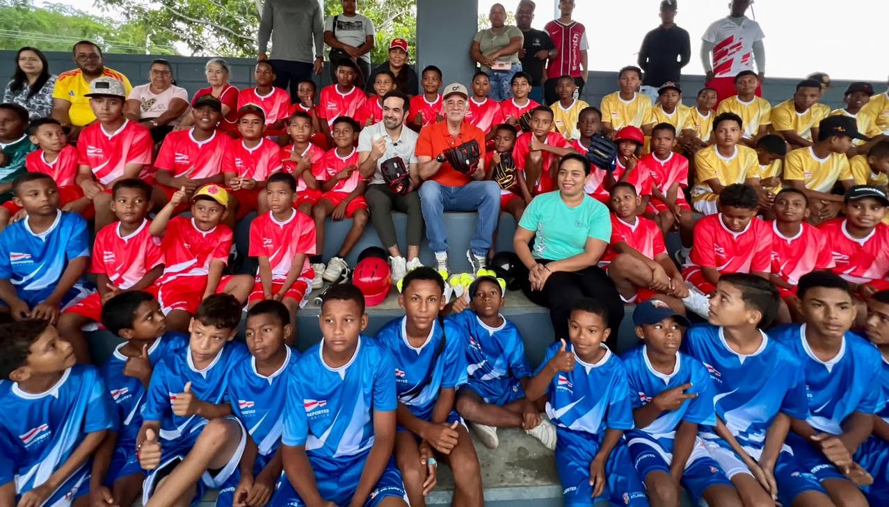 Grupo de niños beisbolistas con el gobernador Eduardo Verano y el director de Indeportes Atlántico, Iván Urquijo.