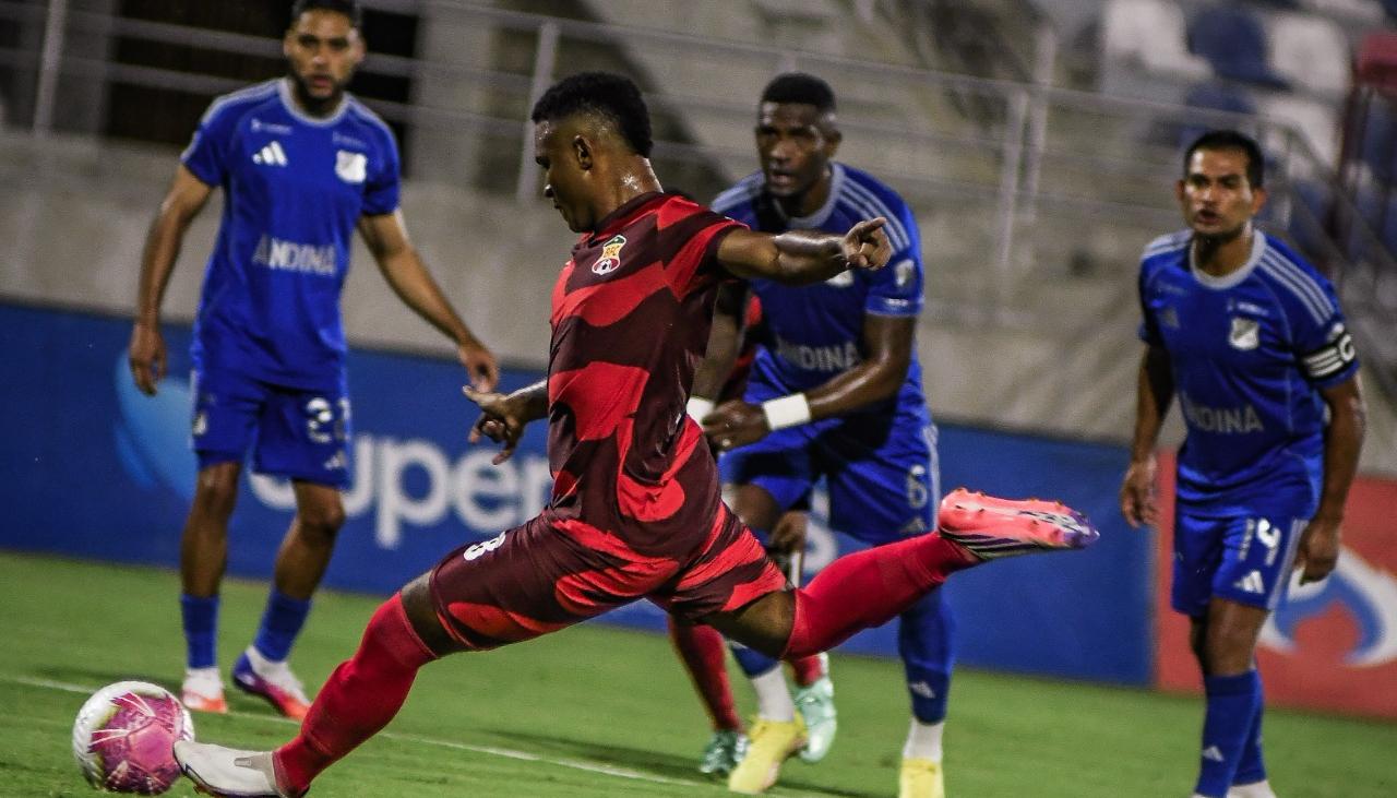 Mohamed Bolívar en el cobro de la pena máxima que puso en ventaja al Barranquilla FC.