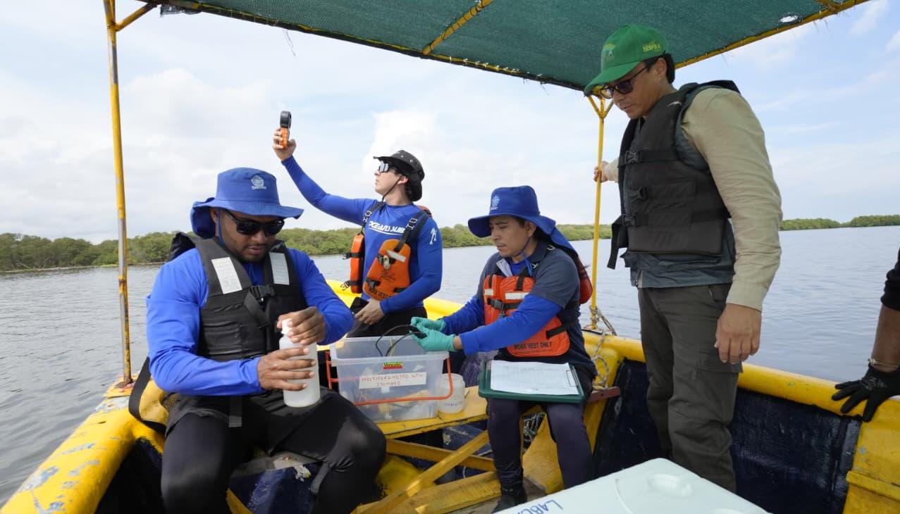 Toma de muestras y monitoreo de la calidad de las aguas marinas y costeras del Atlántico.