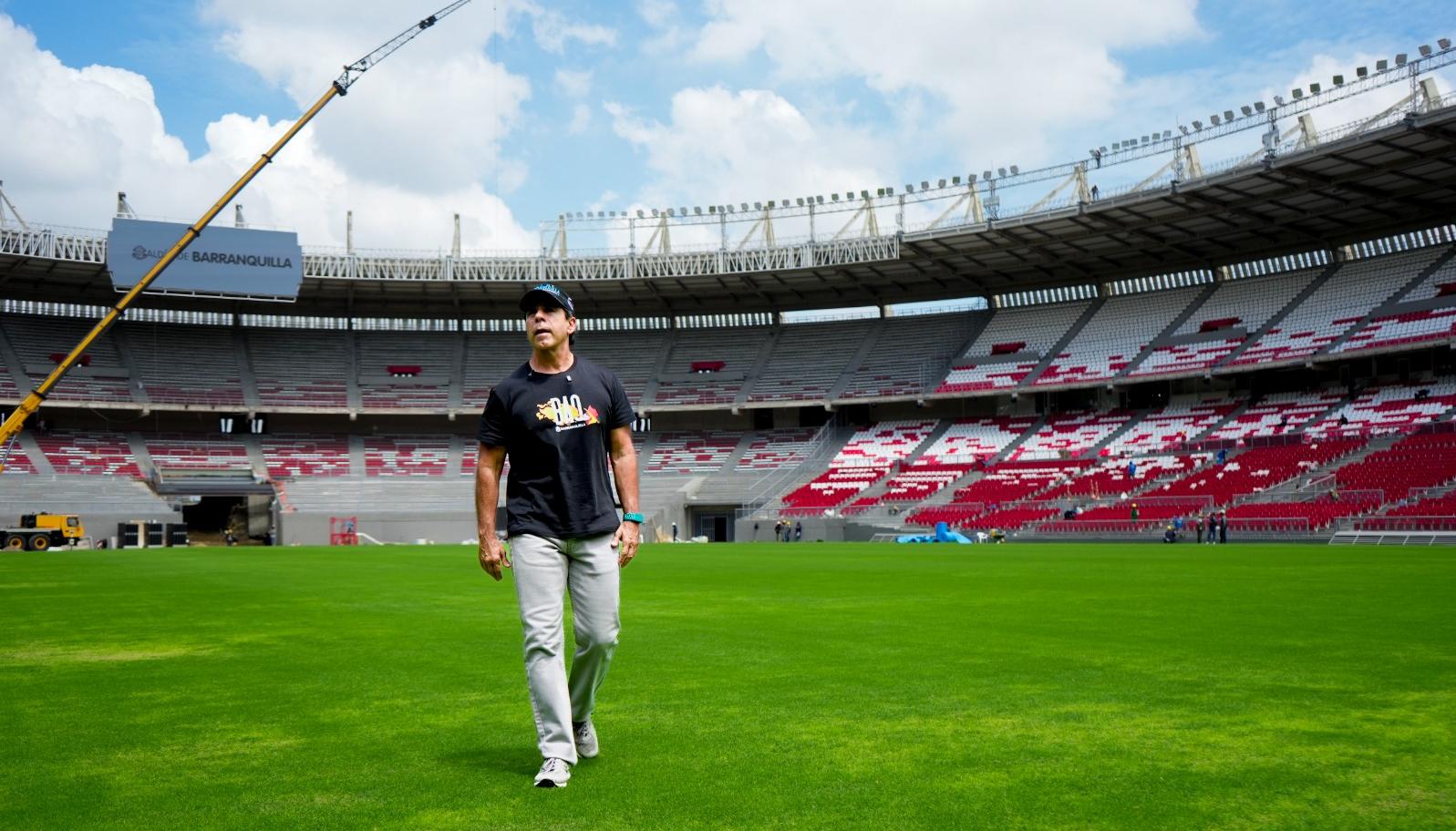 El alcalde Alejandro Char en su recorrido por el estadio Metropolitano.