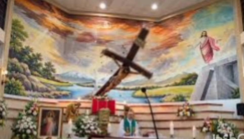 Muere sacerdote al caerle la cruz