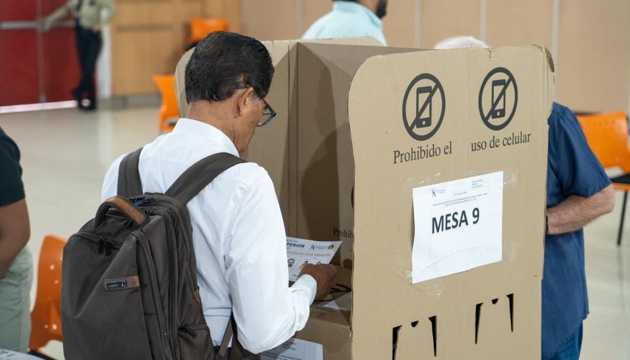 Docentes durante la jornada electoral en Uniatlántico.