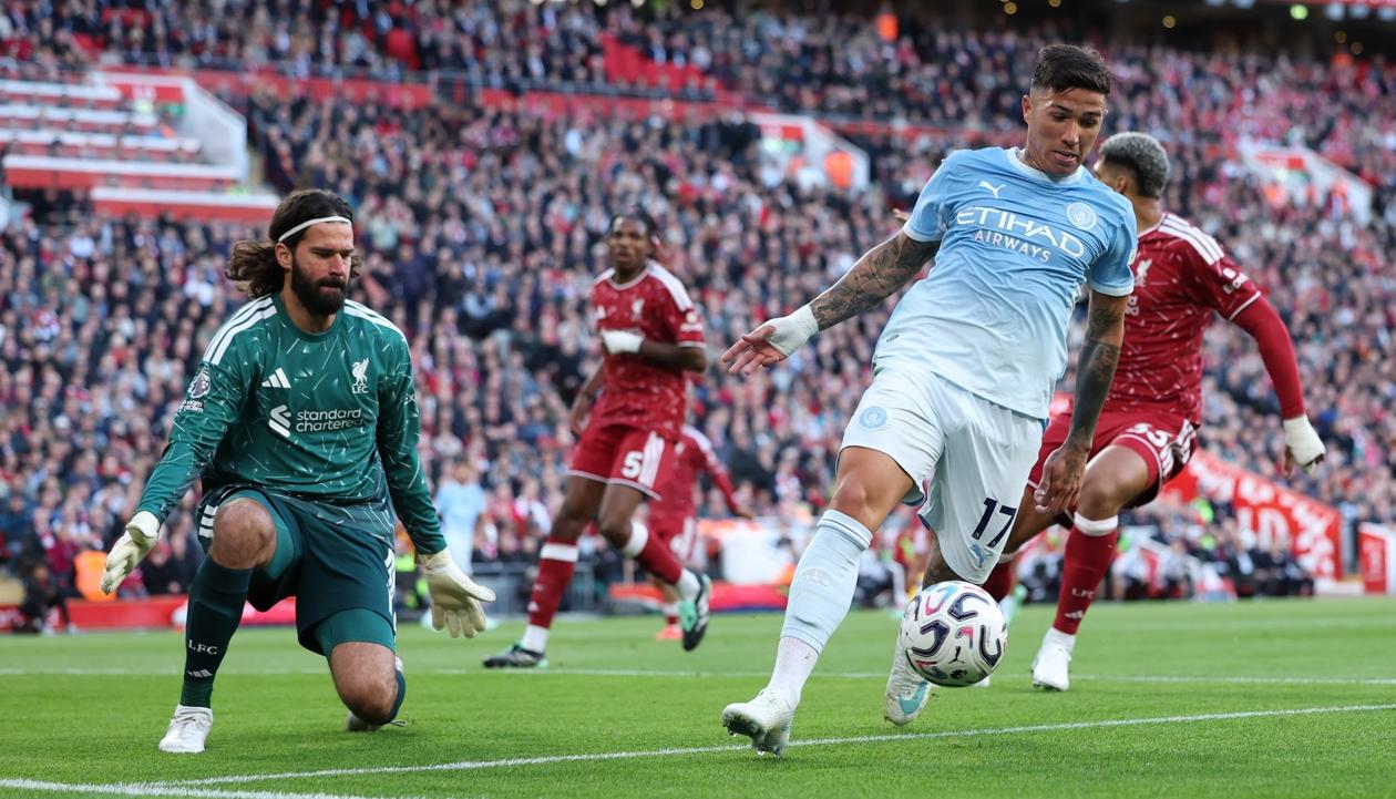 El argentino Enzo Fernández en una llegada del Manchester City al pórtico del Liverpool.