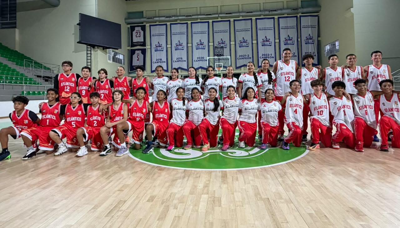 Equipos de Atlántico tras recibir los uniformes de competencia en el Elías Chegwin.