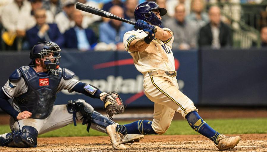 Sal Frelick conecta el jonrón que le dio el empate a los Cerveceros en el sexto inning.