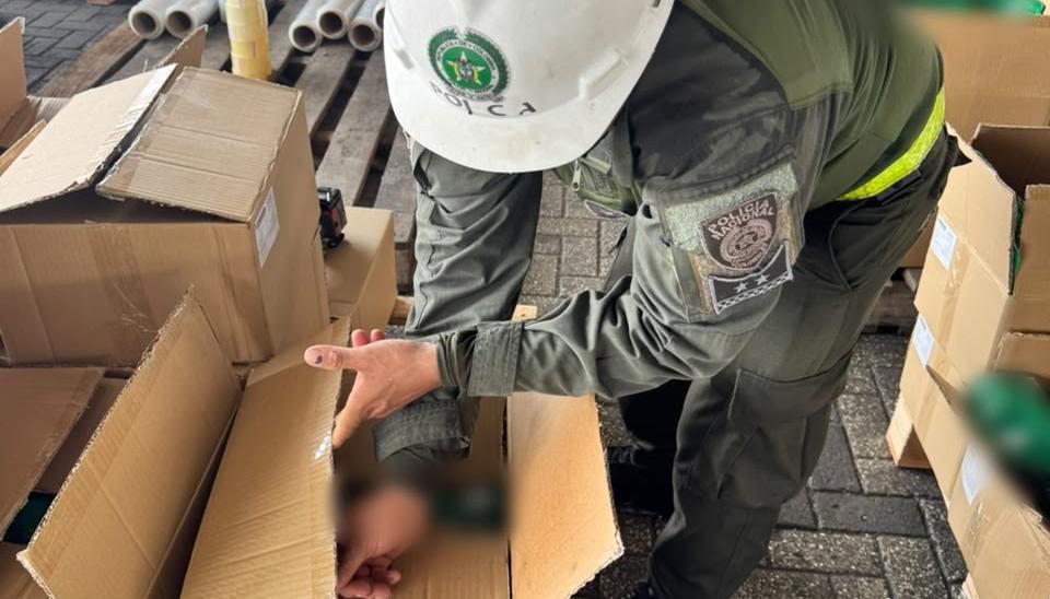 Momentos de la incautación de la cocaína.