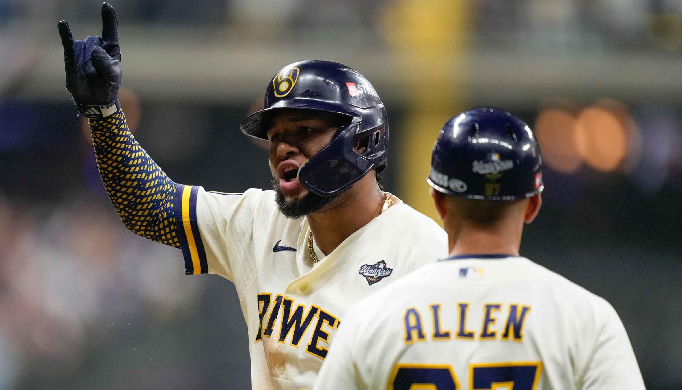 El venezolano Jackson Chourio remolcó la tercera carrera de los Cerveceros con un sencillo en el séptimo inning.