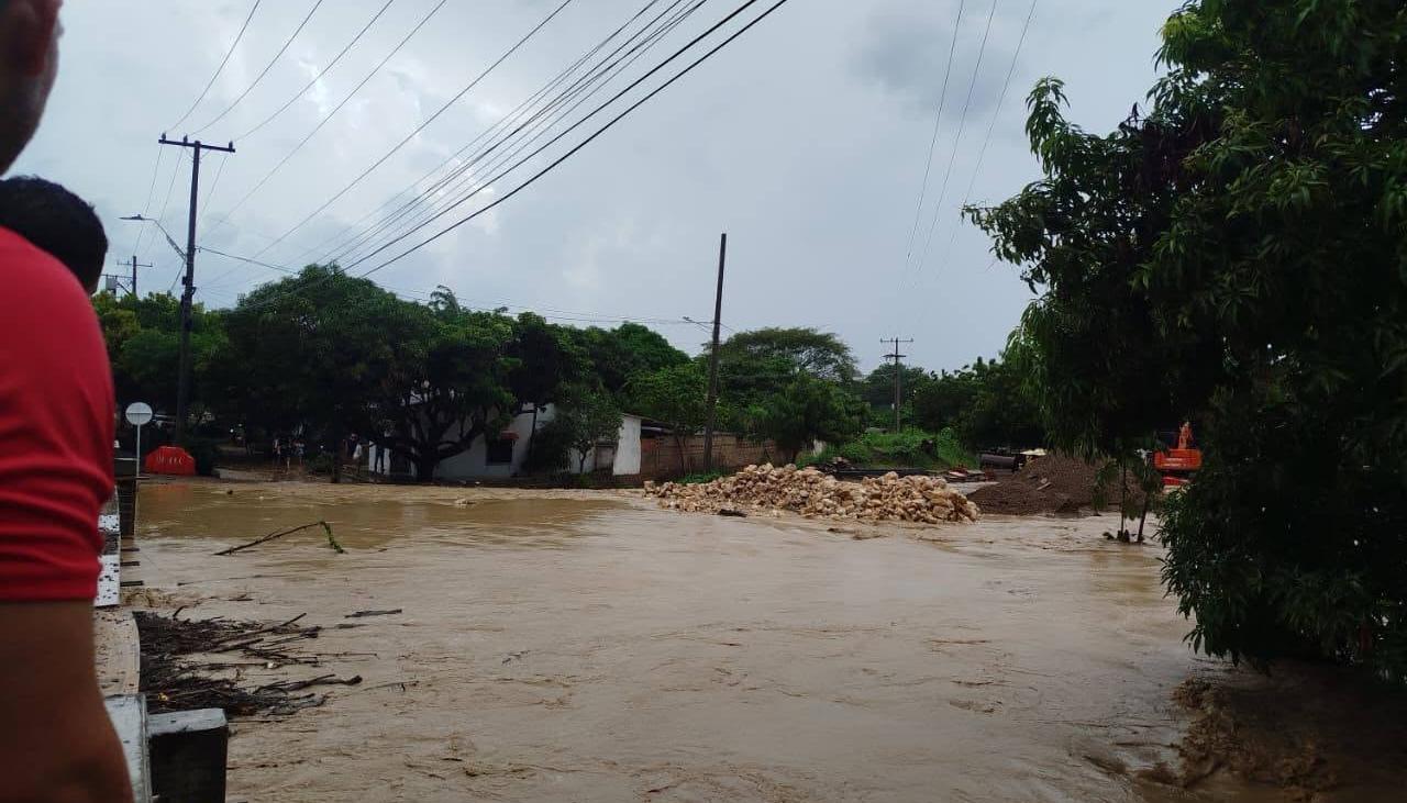 Arroyo El Tigre se desbordó con las fuertes lluvias de este lunes 12 de octubre. 