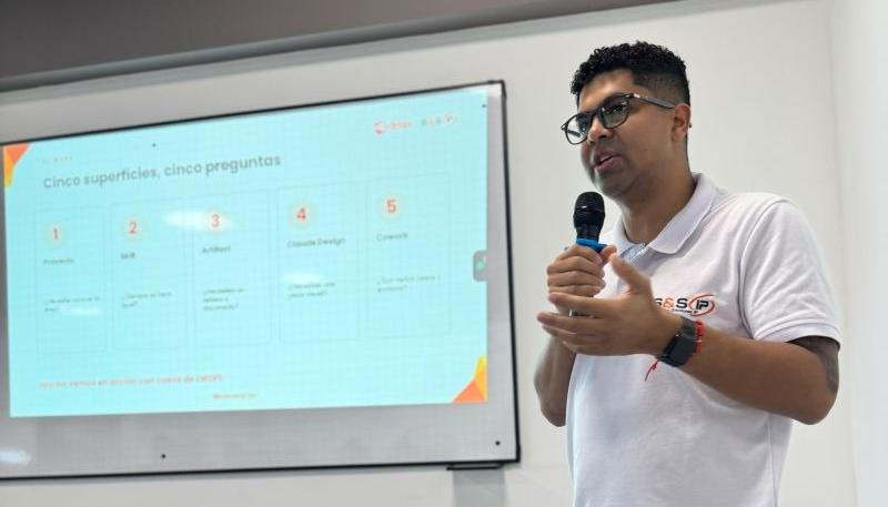 Kevin Daza, CEO de Porte, durante un bootcamp de Inteligencia Artificial para una empresa en Cali. 