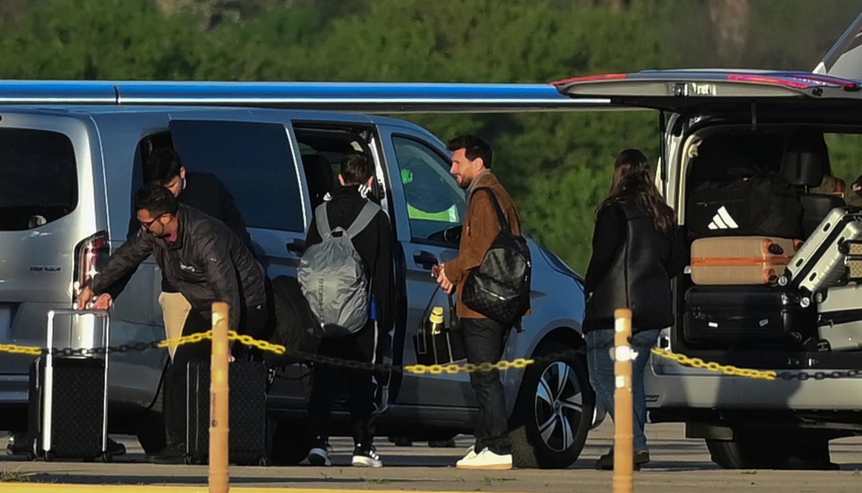 Lionel Messi tras bajar del avión en el aeropuerto de Rosario. 