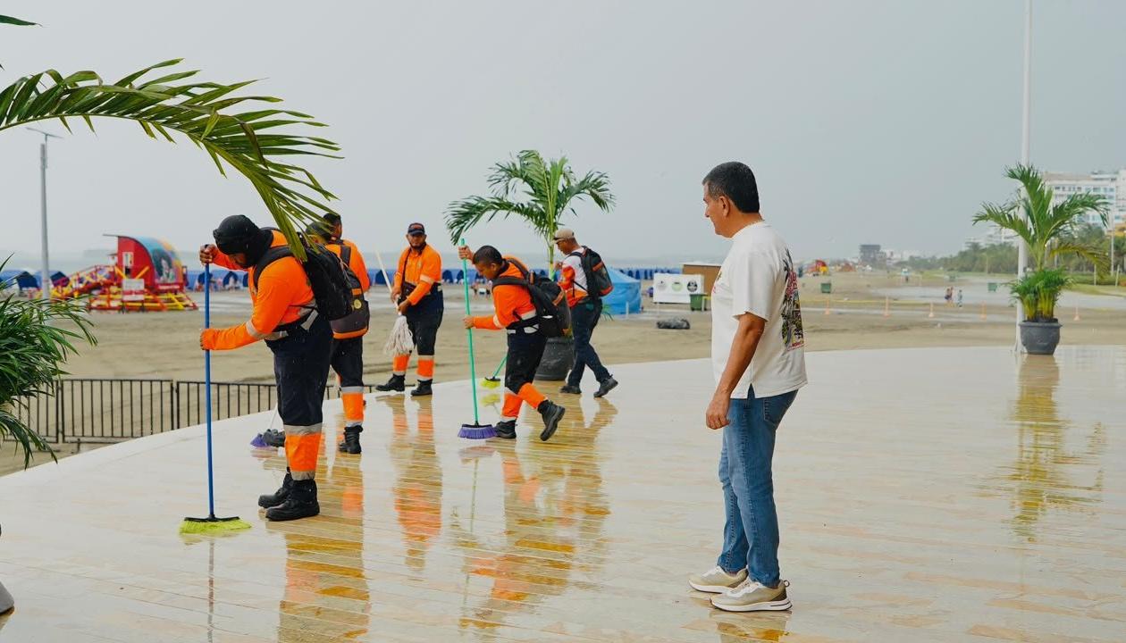 Alcalde de Cartagena, Dumek Turbay, en plena lluvia en el Gran Malecón del Mar