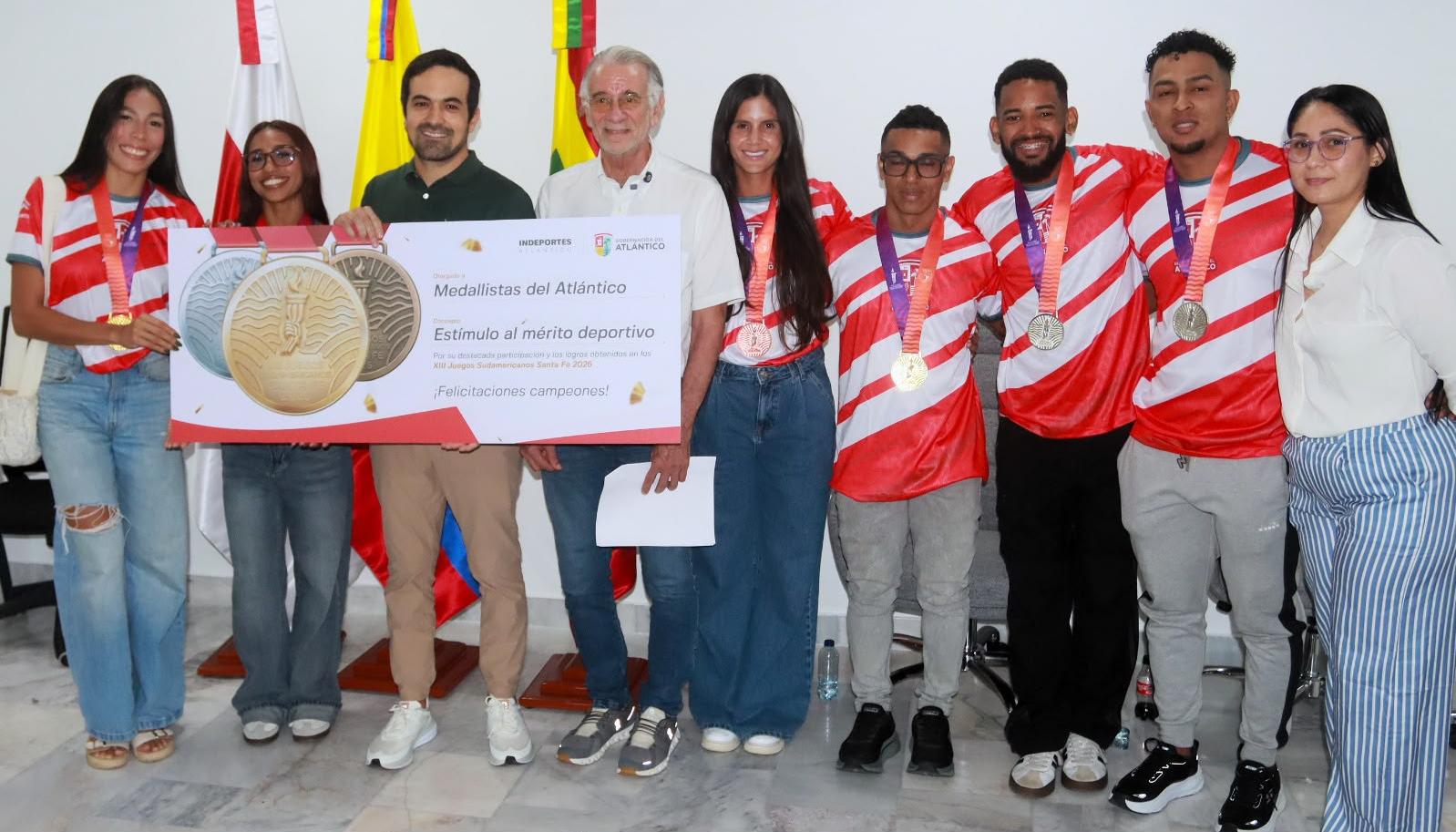 Los deportistas con el gobernador del Atlántico, Eduardo Verano, y el director de Indeportes, Iván Urquijo.