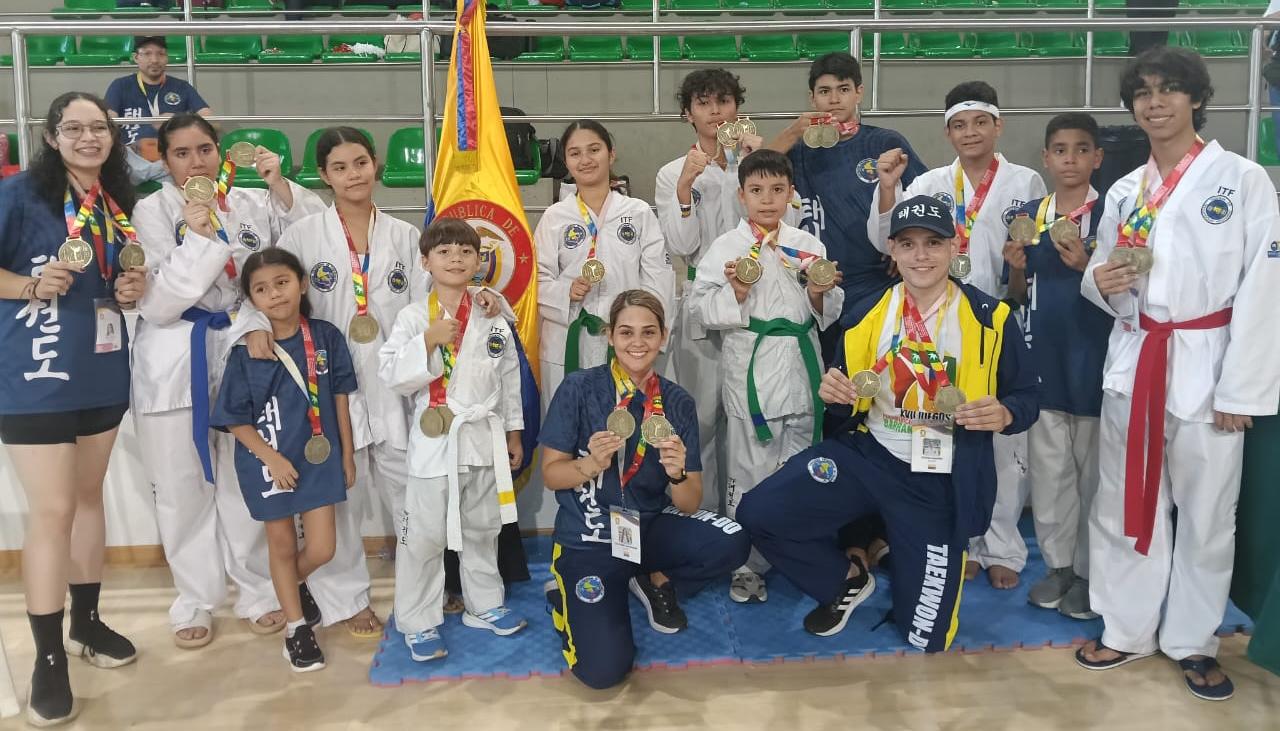 Grupo de ganadores en los Juegos Panamericanos de Taekwondo.