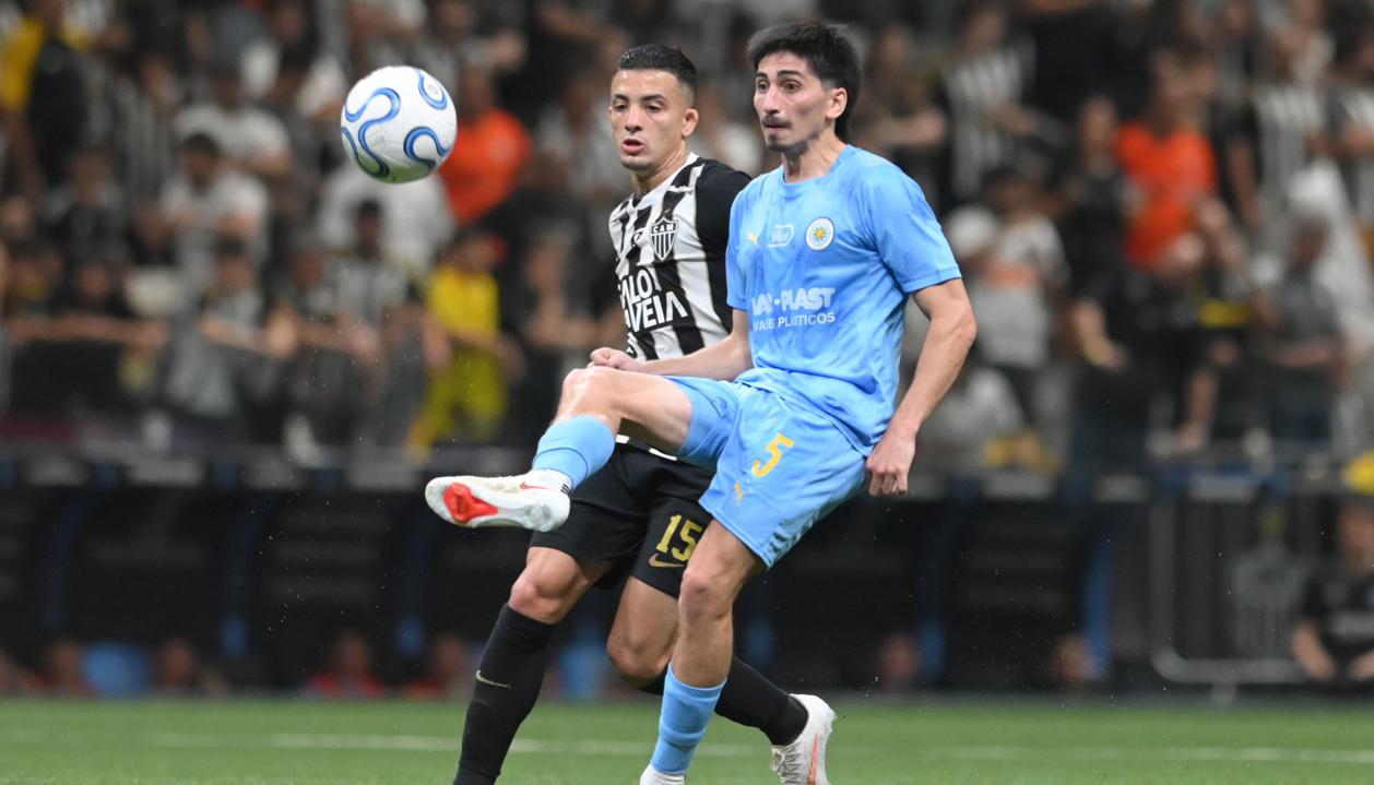 Franco Pizzichillo, de Montevideo City Torque, domina el balón ante la marca del colombiano Kevin Castaño.