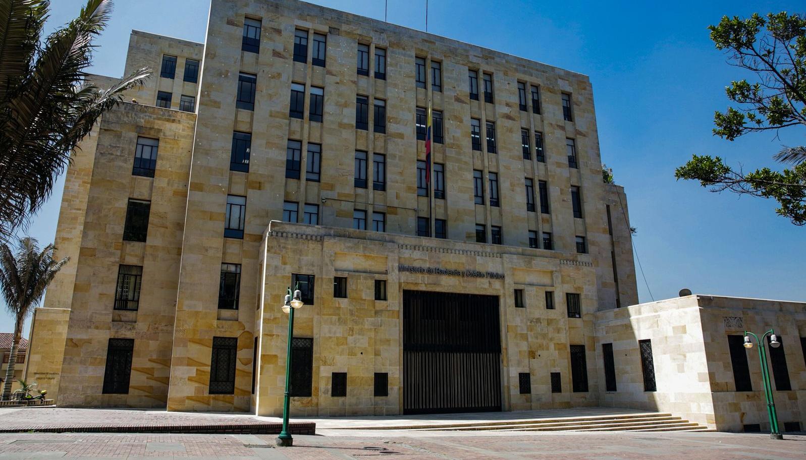 Fachada del Ministerio de Hacienda y Crédito Público. 