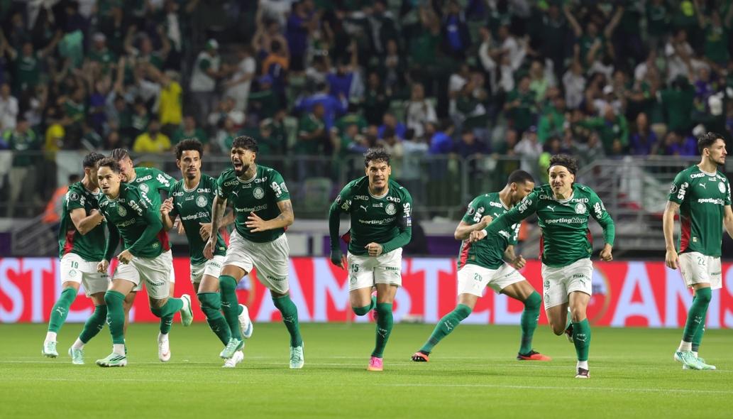 Jugadores de Palmeiras celebran tras ganar la definición en la tanda de penales ante Fluminense.