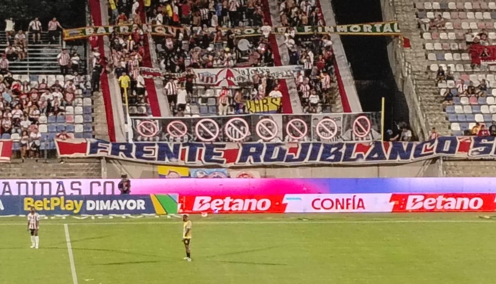 La pancarta exhibida en la tribuna oriental por el Frente Rojiblanco Sur.