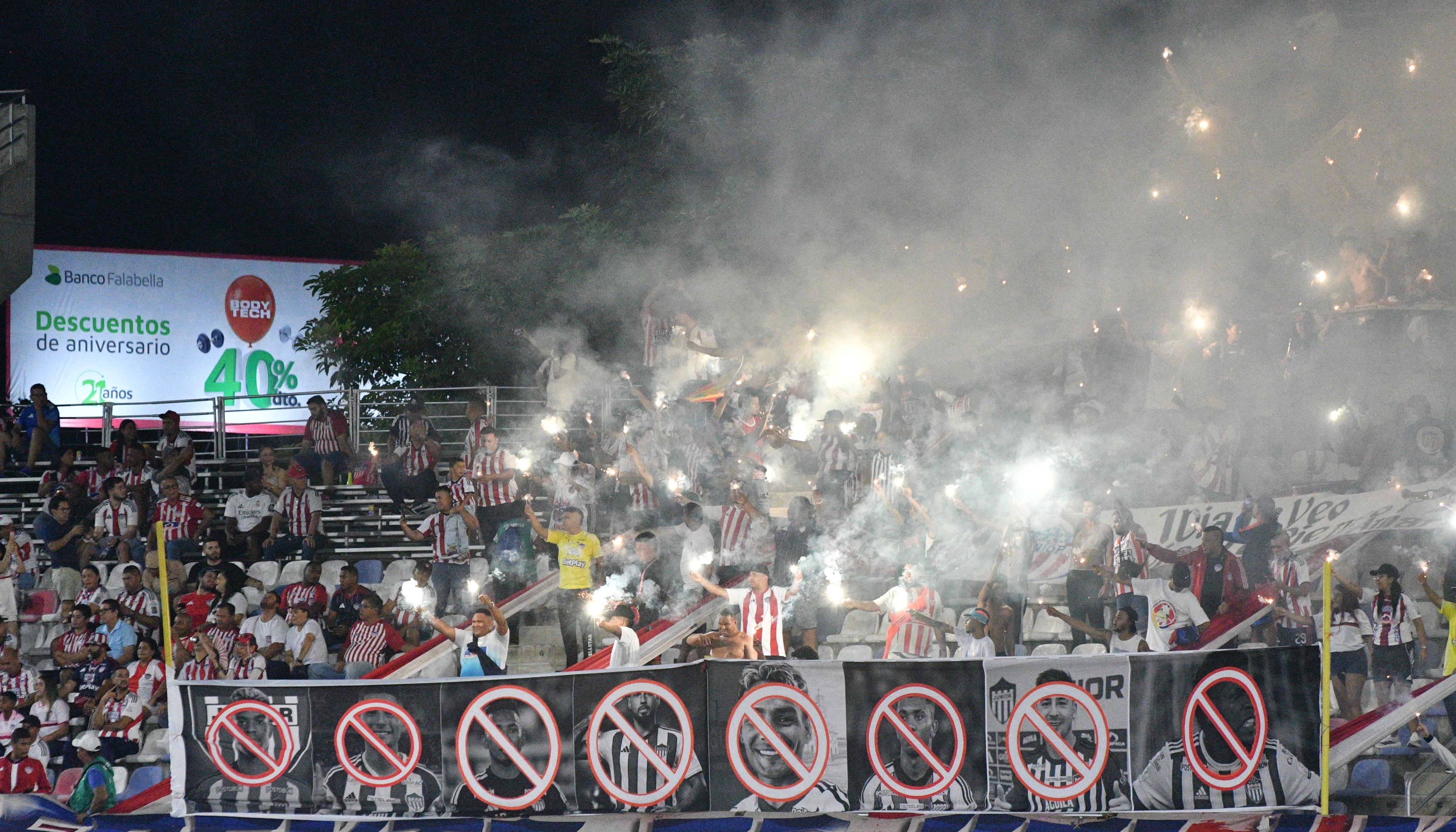La pancarta exhibida en la tribuna oriental por el Frente Rojiblanco Sur.