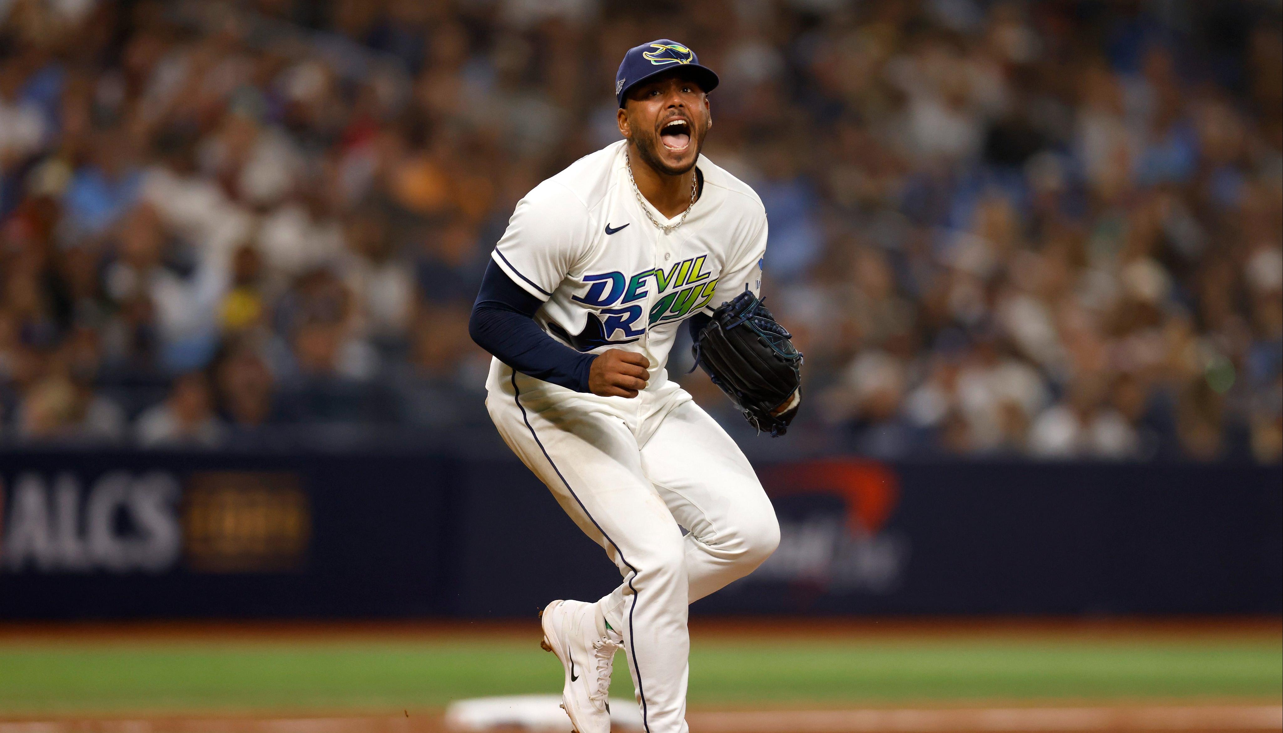 El dominicano Freddy Peralta se llevó la victoria ante ios Guardianes.