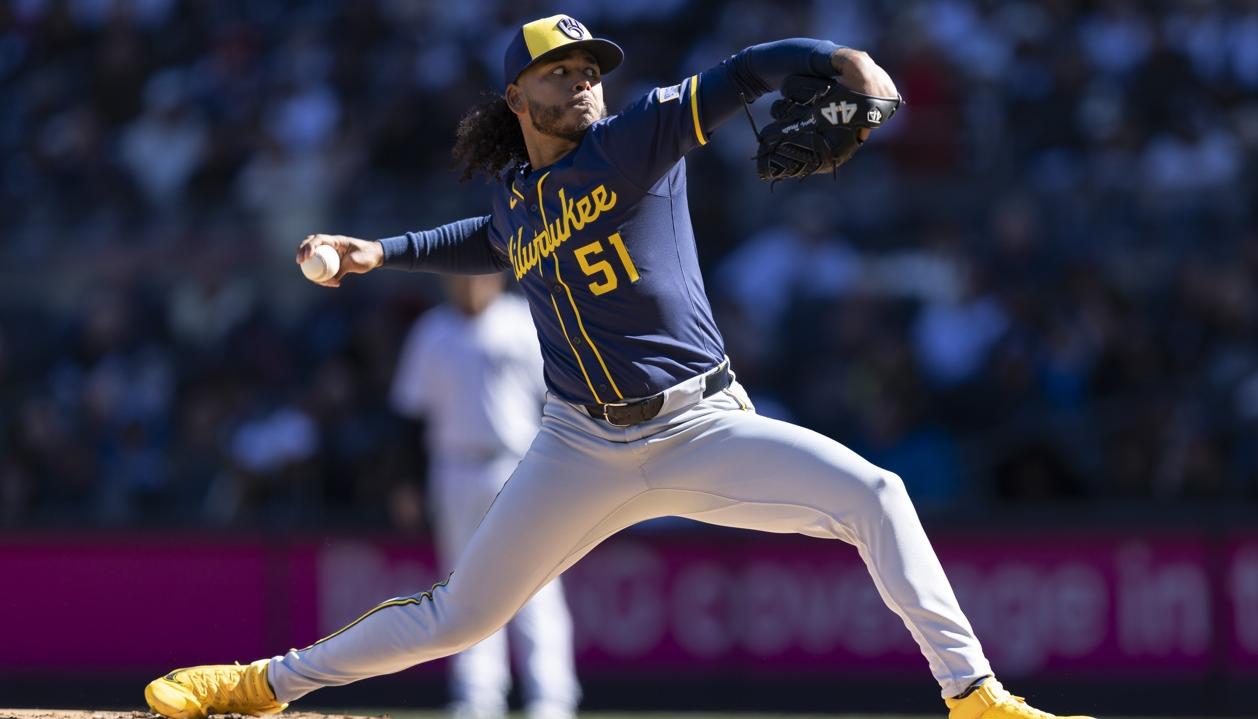 El dominicano Freddy Peralta con el uniforme de los Cerveceros antes de pasar a los Rays.