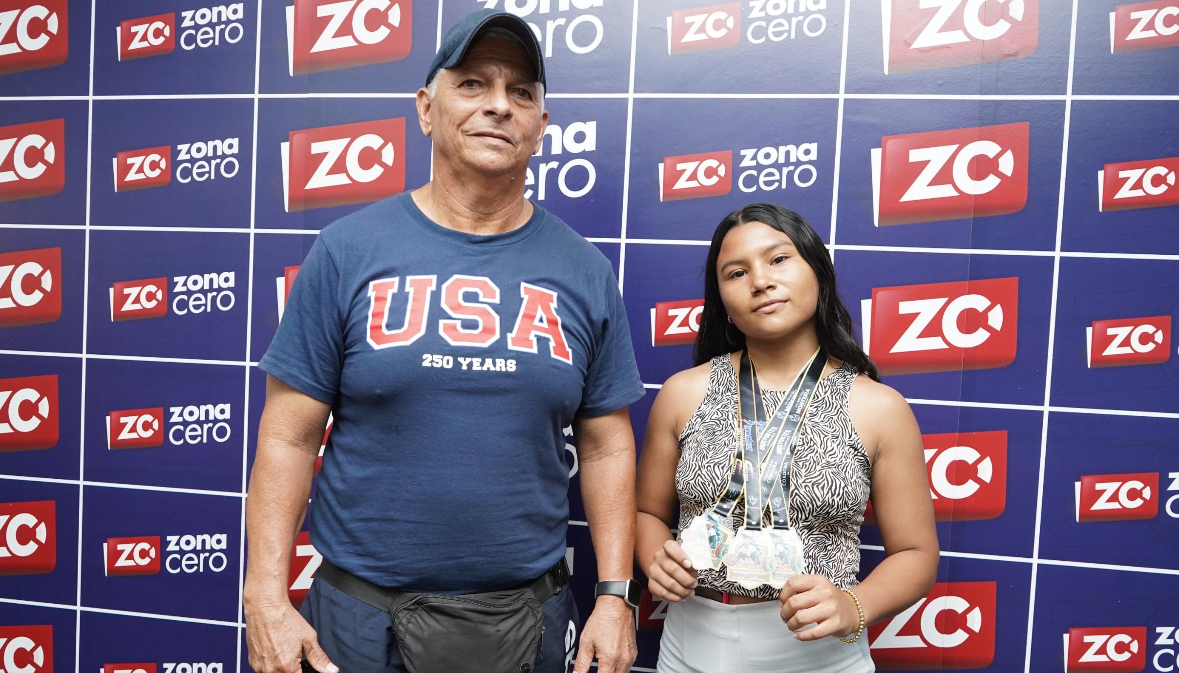 La pesista Dania Romero con su entrenador Mario Moreno. 