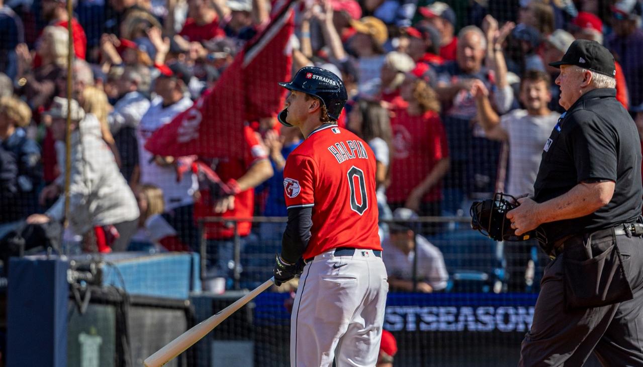 Petey Halpin tras conectar un jonrón de dos carreras en el quinto inning.