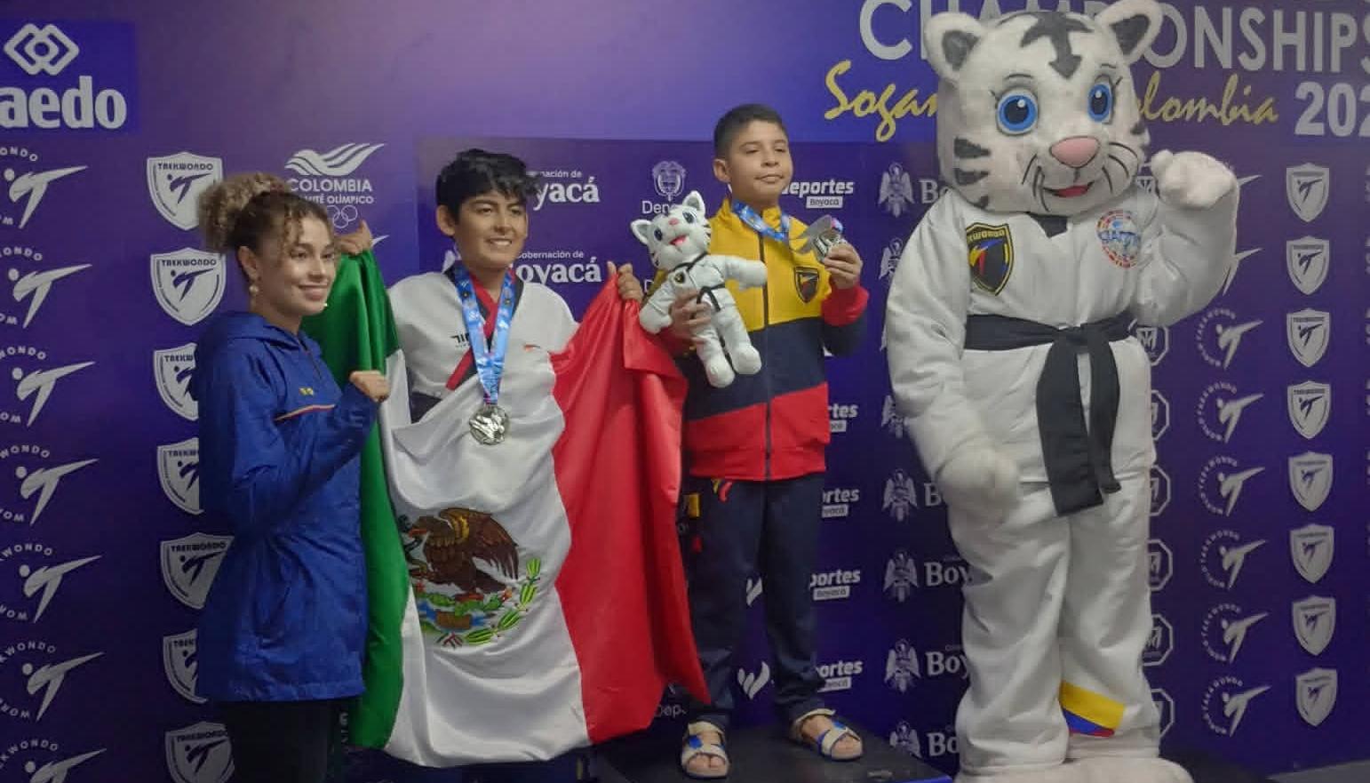 Isaac Penenrey, ganador de medalla de oro, en el podio.