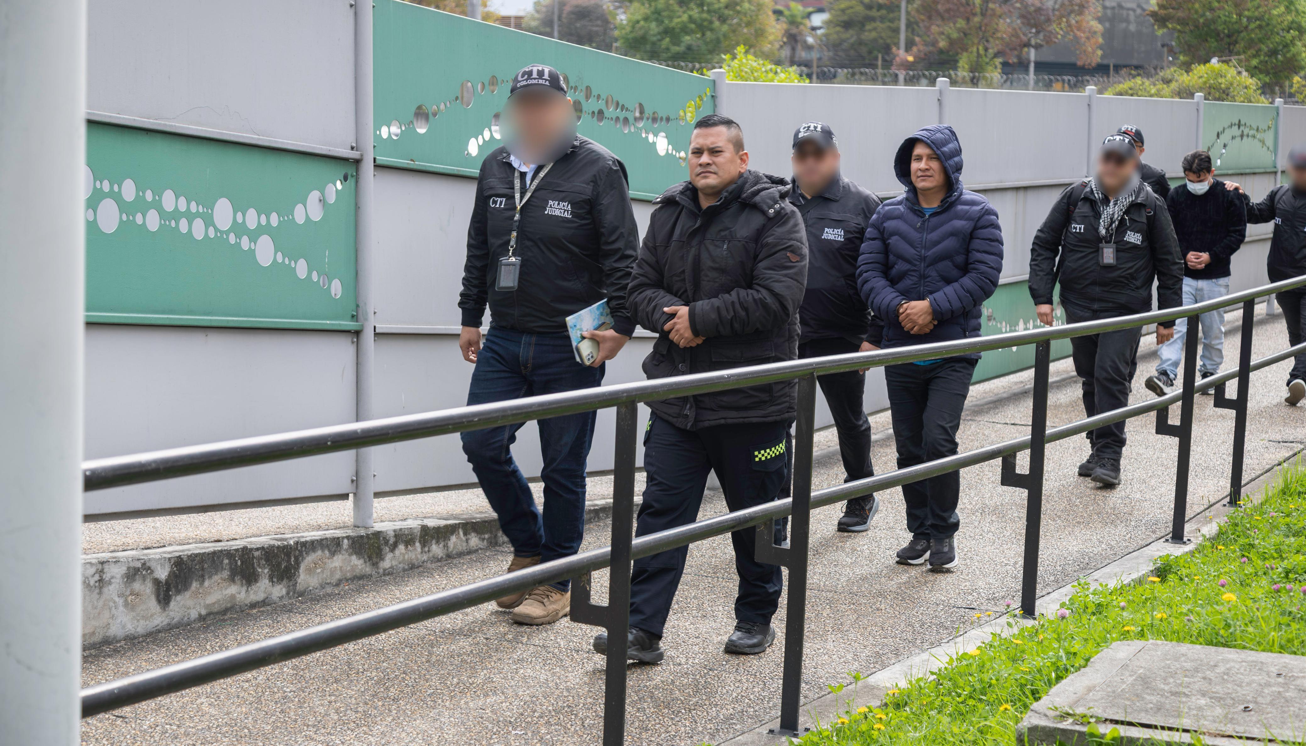 Los cuatro policías cuando eran trasladados al centro carcelario.