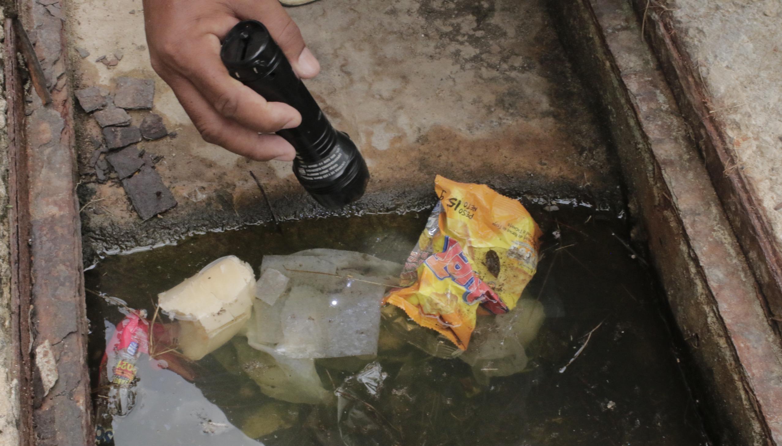 Agua estancada, foco de proliferación de mosquitos. 