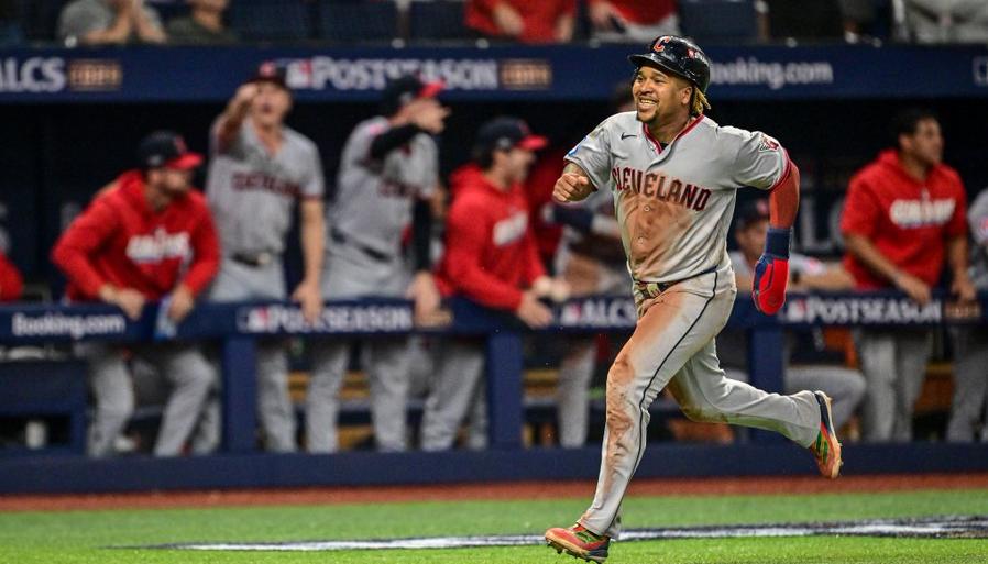 El dominicano José Ramírez conectó tres hits y empujó una carrera para los Guardianes. 