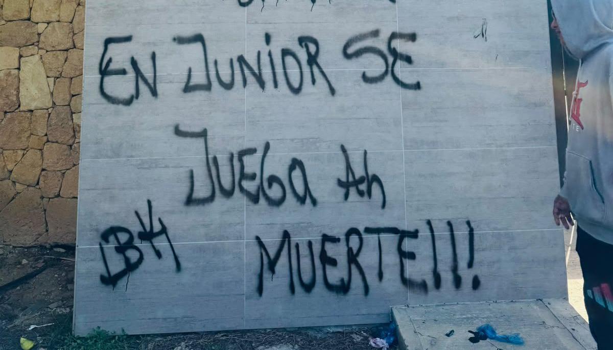 Mensaje escrito por los vándalos en la entrada de la sede deportiva Adela de Char.